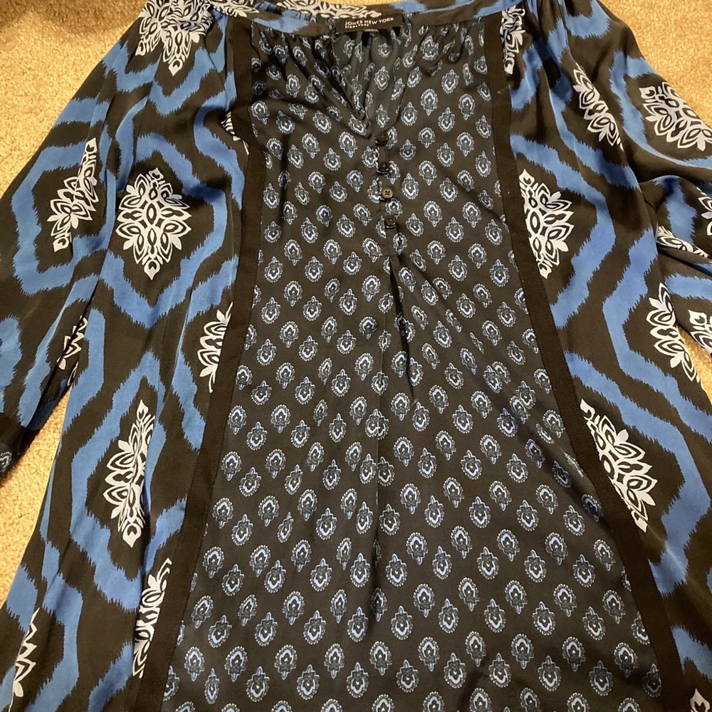 Jones New York Signature top in excellent used condition.